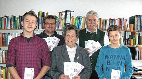 2000 Flyer wurden verteilt: (von links) Firmling Lukas Zinnäcker, Diakon Michael Wagner, stellvertretende Vorsitzende des KAB Kreisverbands Marlene Weese, Vorsitzender des KAB Kreisverbands Alfred Hilscher und Firmling Johnas Wagner.Foto re