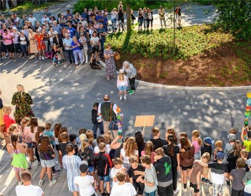 350 Schülerinnen und Schüler freuten sich bei der Eröffnung auf ihr neues Schulhaus. Fotos Klemmer