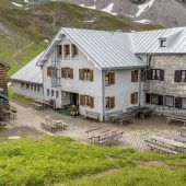 Wanderer mit Virussymptomen von Hütten geholt
