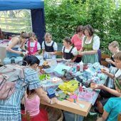 Trachtler organisieren Frühschoppen mit Kinderbetreuung hinter dem Kolbermoorer Rathaus