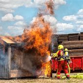 Rote Fahrzeuge und blaue Lichter