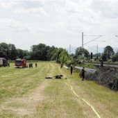 Brennender Güterzug setzt Böschung in Flammen – Großeinsatz an der Bahnstrecke bei Ostermünchen
