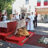 Zahlreiche Kolbermoorer Gläubige begleiten bei strahlendem Wetter den „Himmel“ durch die Stadt