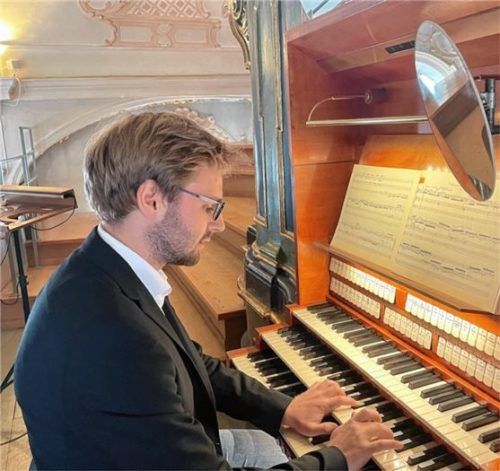 Aaron Voderholzer an der großen Woehl-Orgel.Foto kirchner