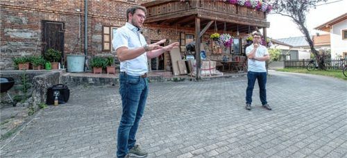 Ab Ende August wird die Ortsdurchfahrt Bamhams für voraussichtlich sechs Wochen komplett gesperrt. Bürgermeister Johannes Thusbaß (rechts) beim Ortsteilgespräch in Bamham mit Abteilungsleiter beim Staatlichen Bauamt Rosenheim Alexander Eisner.Foto thomae