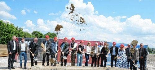 Am Spatenstich für das neue Logistikzentrum der Flötzinger Brauerei nahmen neben Landrat Otto Lederer unter anderem auch Schechens Bürgermeister Stefan Adam sowie die Familie Steegmüller, Vertreter der Brauerei sowie die Architekten des Planungsbüros „ATP architekten ingenieure“ teil. Foto  Schlecker