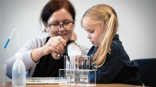 An der Fakultät für Sozialwissenschaften in Mühldorf am Inn bekommen Erzieherinnen und Erzieher das nötige Rüstzeug vermittelt, um mit den steigenden Anforderungen im Job besser umzugehen. Auch das Thema Forschen spielt eine wichtige Rolle im Studium.Foto max baudrexl