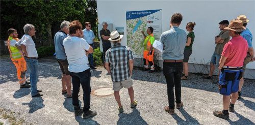 An der Wanderkarte zur „Riederinger Rundn“ in Pietzenkirchen werden die Vorkehrungen der Gemeinde Riedering erläutert. Foto Jürgen Lohse Abwasserzweckverband Simssee