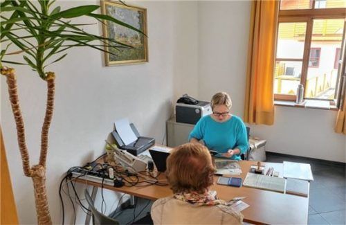 Andrea Groeger ermöglicht in ihrem Mobilen Verkehrszentrum einen bequemen und reibungslosen Führerscheintausch. Foto  Landratsamt Rosenheim