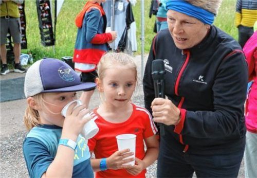 Anna Lena (7) und Vevi (5) waren die beiden jüngsten Läuferinnen und kamen von der 3000-Meter-Strecke nach 20 Minuten zurück.