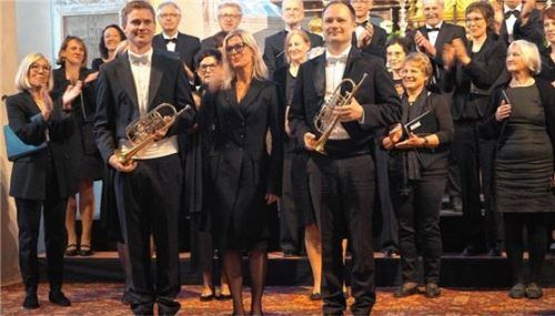 Applaus für alle: Kirchenmusikerin Andrea Wittmann mit den Trompetern Andras Gergely Gerhardt (links) und Johannes Moritz. Foto janoschka