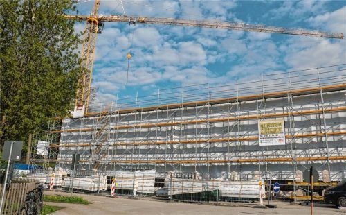Aschauer Jugendliche erhoffen sich mit der Fertigstellung der Priental-Halle Ersatz für verloren gegangene Freizeitmöglichkeiten. Foto Rehberg