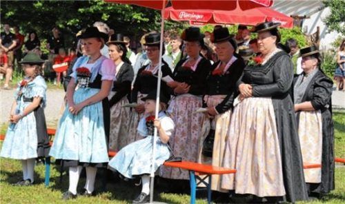 Auch die Frauen des Trachtenvereins nahmen am Gottesdienst teil, natürlich im Trachtengewand.