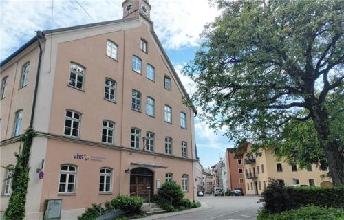 Auch in der Nähe der VHS sollen ein neuer Behindertenparkplatz und Fahrradstellplätze entstehen. Am Kaspar-Aiblinger-Platz bietet sich dafür die Umnutzung einer Parkbucht vor der ehemaligen Polizeiinspektion (rechtes Gebäude, gelb) an. Foto Sophia Huber