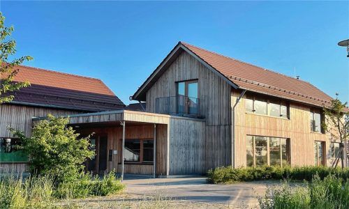 Auch wenn der Kindergarten Haus für Kinder Mariä Himmelfahrt im künftigen Nahwärmekonzept der Gemeinde Riedering nicht eingeschlossen ist, so kann man doch durch eine Verschattung aller Fenster und Querlüftung einiges optimieren und die Temperaturen im Gebäude im Sommer herunterkühlen. Foto Kirchner
