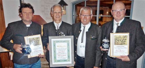 Bei der Versammlung des Männergesangvereins Brannenburg-Schloss wurde Bernhard Kreuz (Dritter von links) zum Vorsitzenden gewählt. Gerhard Kindermann (von links), Ehrenvorsitzender Sepp Kaffl und Zweiter Vorsitzender Tim Färber erhielten Ehrungen.Foto re