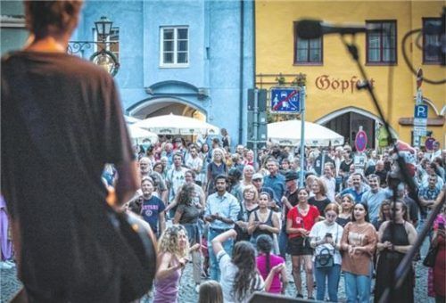 Auf drei Bühnen gibt es heuer Konzerte, heuer auch zum ersten Mal auf der Wasserburg24-Bühne. Foto Cater