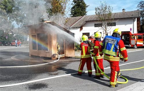 Auf Feuerwehr-Vorführungen wie diese dürfen sich kleine und große Besucher des Blaulichttages am kommenden Samstag in Bad Feilnbach freuen.Foto  FFW bAD fEILNBACH