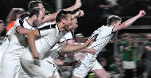 Auf geht’s zum Jubellauf: Nach dem entscheidenden Elfmeter stürmen die Spieler des FC Maitenbeth auf ihren Torhüter Stefan Bauer zu.Foto Thomas Neumeier