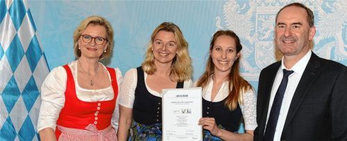 Aus den Händen von Wirtschafts- und Tourismusminister Hubert Aiwanger (rechts) und der Präsidentin des Bayerischen Hotel- und Gaststättenverbandes DEHOGA Bayern, AngelaInselkammer (links), erhielt die Gemeinde Oberaudorf, vertreten durch die Leiterin der Tourist-Information, Martina Schweinsteiger (Zweite von links) und ihrer Kollegin, Viktoria Friedl (Zweite von rechts), die Urkunde „Reisen für Alle“.