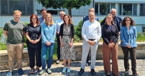 Bei der Besichtigung: (von links) Moritz Tiefenthaler, Dr. Michaela Titz , Matthias Braun und Isabella Plimon vom österreichischen BMK, Dr. Helmut Leibinger (Rohrdorfer), Paula Wagner (BMK), Anton Bartinger, Dr. Philipp Stadler und Lydia Tropper, Geschäftsführer Mike Edelmann sowie Martina Schwarzmüller von Rohrdorfer.Foto Rohrdorfer