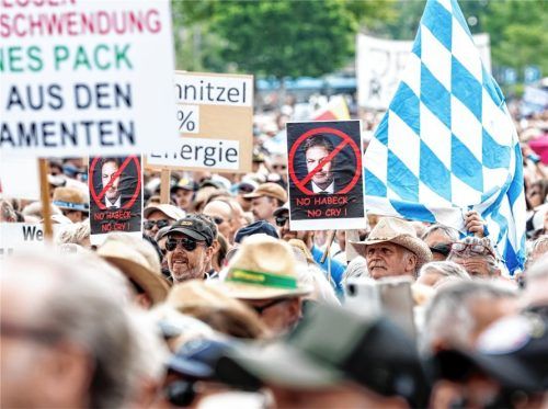Bei der Demonstration gegen die Klima-Politik der Ampelregierung in Erding halten Teilnehmer unter dem Motto „Stoppt die Heizungsideologie“ Schilder mit den Aufschriften „No Habeck – No cry“ in die Höhe. Foto dpa