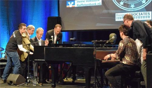 Bei der Jam-Session: (von links) Ben Toury, Hannes Otahal, Martijn Schok, Chris Conz sowie am rechten Klavier (von links) Luca Sestak und Stefan Ulbricht.