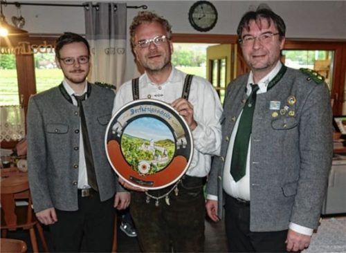 Bei der Siegerehrung gratuliert Alexander Thanhäuser (von links) Manfred Kronstaller zur Schützenscheibe, die durch Franz Kiesmüller übergeben wurde. Foto Rehberg