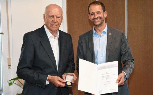 Bei der Verleihung der städtischen Verdienstmedaille: Oberbürgermeister Andreas März (rechts) und Dr. Sebastian Spiegelberger. Foto Peter Schlecker