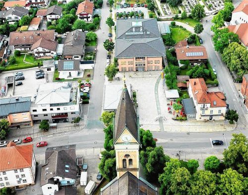 Beide Dächer des Stephanskirchner Rathauses (obere Bildhälfte) werden mit Photovoltaikanlagen bestückt. „Rechnet sich“, sagen die Fachleute. Foto Jan Meß