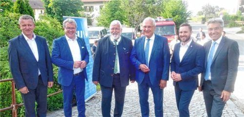 Beim Blaulicht-Tag in Söllhuben diskutierten unter anderem (von links) Bernd Hackl (Arbeitskreis Polizei und Innere Sicherheit), Landtagsabgeordneter Klaus Stöttner, Bezirksrat Sebastian Friesinger, Innenminister Joachim Herrmann, Rosenheims Zweiter Bürgermeister Daniel Artmann und Landrat Otto Lederer über Sicherheitsaspekte und die Herausforderungen für Einsatzkräfte. Foto Hötzelsperger