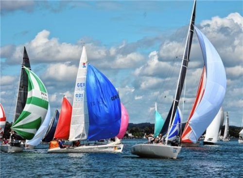 Beim Chiemsee Yacht Club wird um das „Blaue Band des Chiemsees“ gesegelt.Foto re