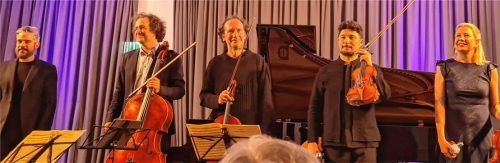 Beim reinen Dvorak-Programm „Was der Wald erzählt“ in Seeon spielten (von links) José Gallardo (Klavier), Julian Arp (Violoncello), Razvan Popovici (Bratsche) sowie Erik Schumann und Elina Vähälä (Violine). Foto Giesen