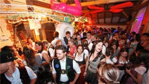 Beim Weinfest des Burschenvereins Höslwang wimmelte es in der Weißbierbar von Dirndln und Lederhosen.Foto Stuffer