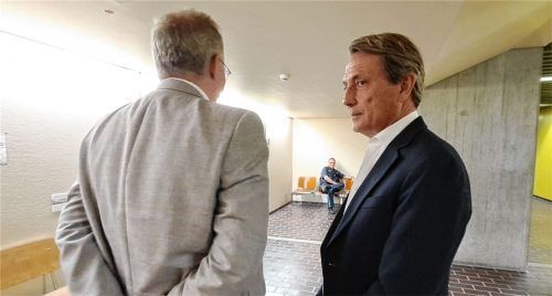 Besprechung: Der angeklagte Mediziner (links) tauscht sich im Landgericht München I mit Rechtsanwalt Dr. Andreas Schwarzer aus. Foto Michael Weiser