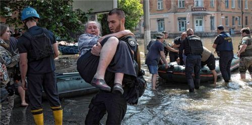 Bewohner der Stadt Cherson werden aus einem überfluteten Viertel evakuiert, nachdem der Kachowka-Damm zerstört wurde. Foto dpa