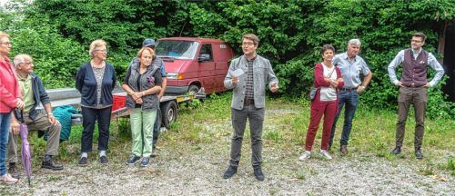 Bürgerbeteiligung pur – das ist der Sinn der Ortsteilgespräche, die in Prutting in den kommenden Wochen wieder stattfinden. Das Bild zeigt Bürgermeister Johannes Thusbaß mit Niedernburger Bürgern im Juli des Jahres 2021, als dieses Format gestartet wurde.Foto Thomae