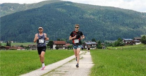 Da lagen sie noch gemeinsam an der Spitze: Thomas Einsiedler (links) und Tom Peiter. Letztlich holte sich Einsiedler den Sieg im Halbmarathon. Foto Falkensteinlauf