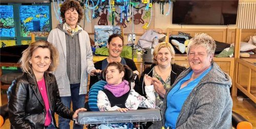 Daniela Ludwig spricht mit Verantwortlichen im Haus Christophorus, (von links) Daniela Ludwig, Margit Rychly, Gruppenleiterin Marina Bäuerle, die Leiterin der Fördergruppe Kinder und Jugendliche Monika Huber sowie Alexandra Huber, und besucht unter anderem die kleine Hanne.Foto re