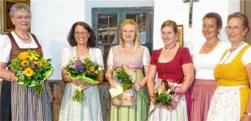 Dank und Ehrungen beim Landfrauentag mit (von links) Anneliese Riepertinger, Anna Bruckmeier vom Amt für Ernährung, Landwirtschaft und Forsten, die neuen Dorfhelferinnen Maria Schmid und Maria Berger, stellvertretende Kreisbäuerin Maria Fischbacher und Kreisbäuerin Katharina Kern.Foto Hötzelsperger