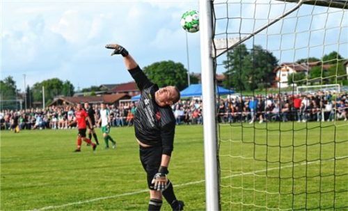 Das 1:0 für Tattenhausen: Stefan Lenz streckt sich vergebens. Später wird er zum Elfer-Helden.Foto Hans-Jürgen Ziegler