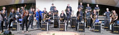 Das Bayerische Landes-Jugendjazzorchester (Bild) spielt zum Auftakt des Festivals zusammen mit der Big Band des Ignaz-Günther-Gymnasiums. Foto re