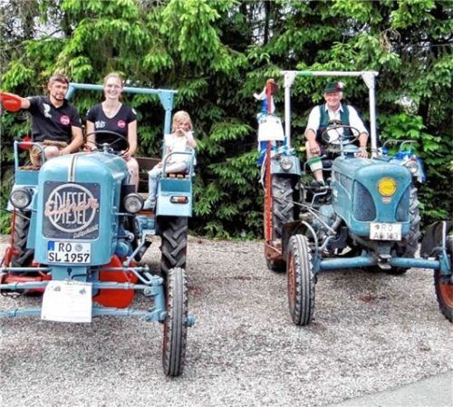 Das Bulldogduo mit prominenter Besetzung (von links): Zweiter Bürgermeister Hans Plank, Feuerwehr-Vorständin Lisa Weber mit Nachwuchs sowie Trachtenvorstand Siegfried Hundhammer.Foto Hötzelsperger