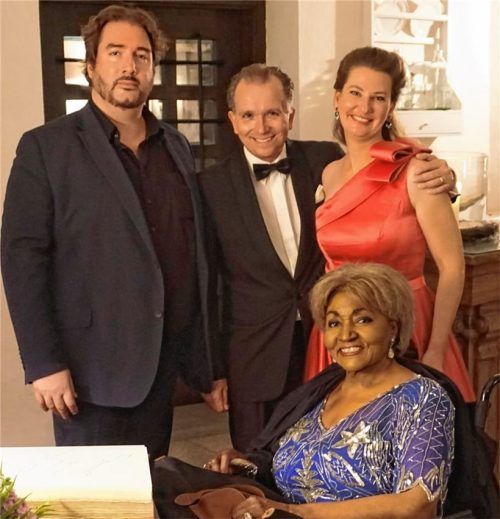 Das Foto aus dem Jahr 2018 zeigt (von links) Intendant Ingo Kolonerics, die Schlossherren Ortholf und Giulia von Crailsheim mit Grace Bumbry. Die Schirmherrin der Opernfestspiele verstarb am 7. Mai in Wien und hinterlässt eine schmerzliche Lücke. Foto Schloss Amerang