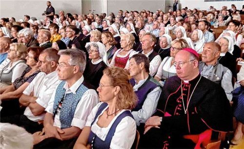 Das gebannte Premierenpublikum mit Landrat Otto Lederer und Weihbischof Rupert Graf zu Stolberg im voll besetzten Saal des Bad Endorfer Theaterhauses. Fotos Hötzelsperger