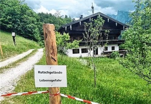 Das Gebiet um das Gut Hofing im Kaisertal ist weiträumig abgesperrt. Der Hang droht abzurutschen und das Haus in die Tiefe zu stürzen. Foto Otter