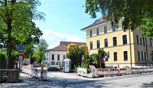 Das Gemeinschaftsprojekt von Stadt und Landkreis zur Umgestaltung des Papst-Benedikt-Platzes, der Ludwig-Thoma- und der Wesselingstraße ist laut Ingenieur Tobias Nöhring schon jetzt „gnadenlos hinterher“. Foto Eichstädter