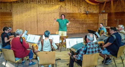 Das Harmonika-Orchester bei einer Probe unter der Leitung von Helmut Resch beim Badwirt in Roßholzen.Foto Nitzsche