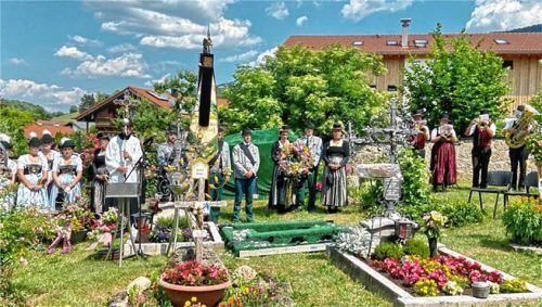 Das Samerberger Bläserquartett spielte ein fröhliches Stück und ein lautstarker Juchzer ertönte am offenen Grab zum letzten Geleit. Foto Hötzelsperger