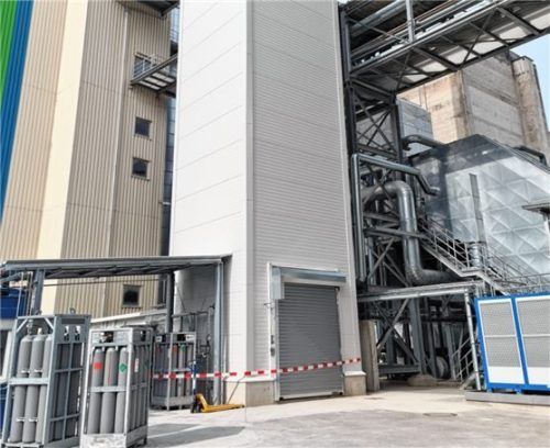 Das Zementwerk in Rohrdorf – hier fallen unvermeidbare CO2-Emissionen an. Eine Studie soll zeigen, wie das CO2 in Zukunft abtransportiert werden kann. Foto Rohrdorfer